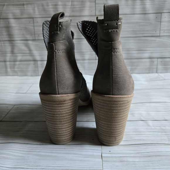 Dolce Vita Shay Leather Taupe Heel Bootie - Picture 3 of 5